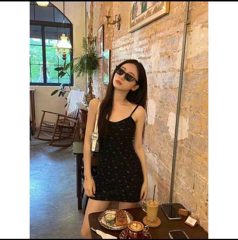 財漁連衣裙顯瘦氣質夏季黑色碎花時尚復古修身顯瘦顯身材吊帶裙