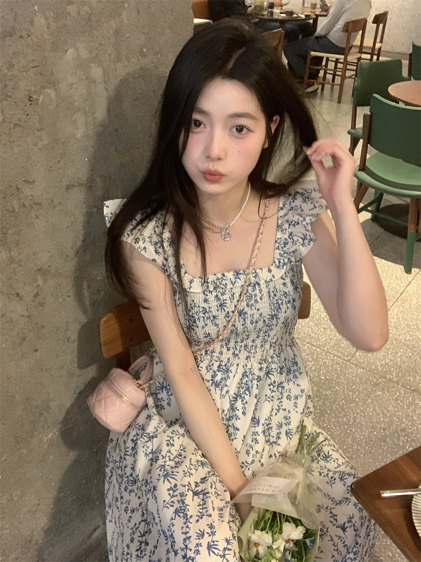 森系藍色碎花飛飛袖連衣裙女夏季新款甜美褶皺收腰中長款裙子