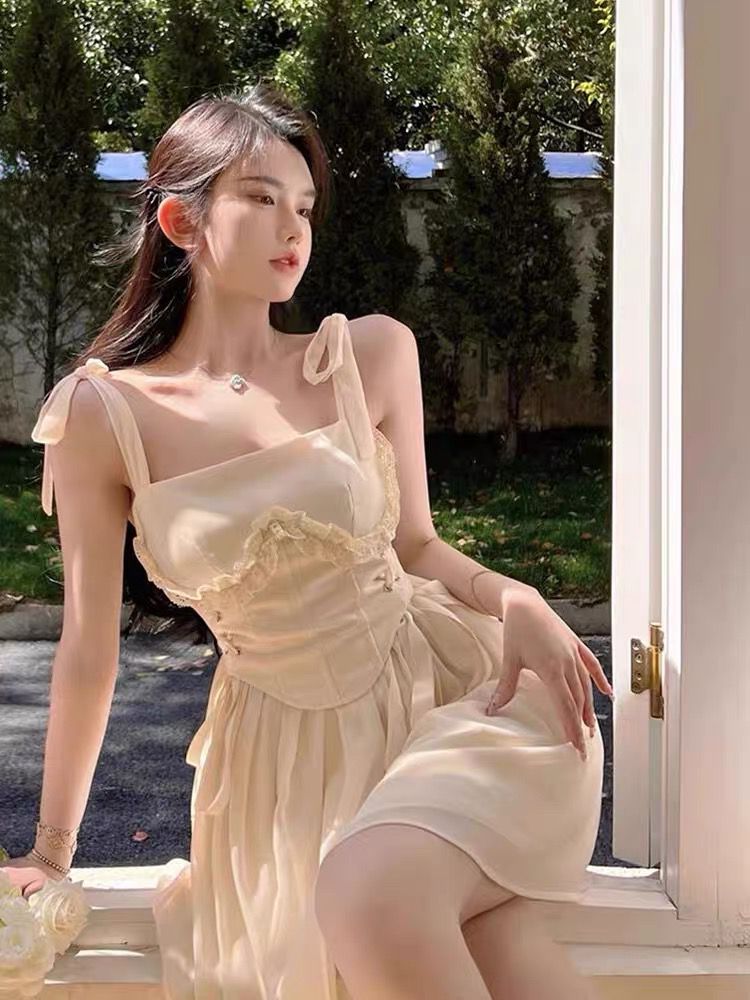 奶甜在逃公主裙夏純欲氣質裙子仙女森系蕾絲拼接高腰法式連衣裙女