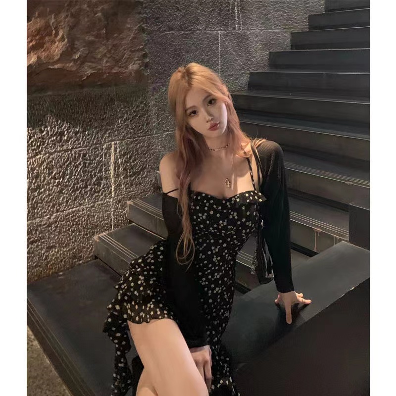 JMSHOP 無人之境 黑色碎花裙女度假飄帶不規則裙子交叉吊帶連衣裙