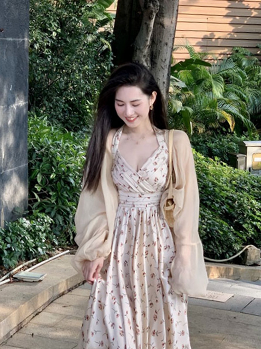 夏季新款掛脖碎花裙網紅仙女裙氣質法式顯瘦收腰連衣裙