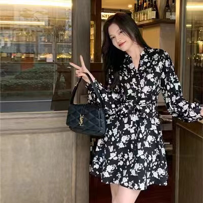 v領碎花長袖連衣裙女法式秋季收腰A字裙子復古韓版溫柔風氣質顯瘦