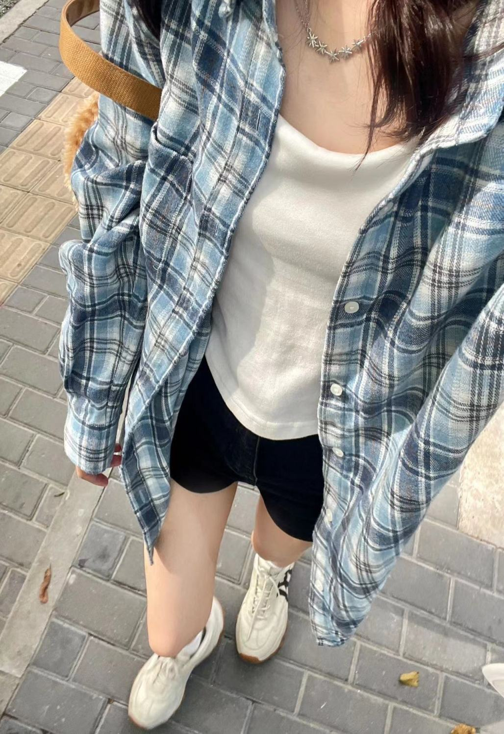 高級感藍色格紋襯衫外套女2024新款寬鬆休閒遮肉中長款襯衣