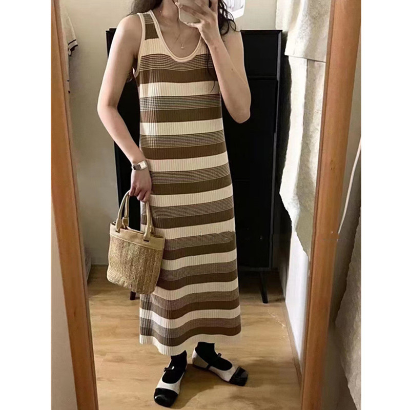 Royal sister-style, age-reducing, age-reducing striped camisole dress, French style, high-end knitted dress, new style for summer