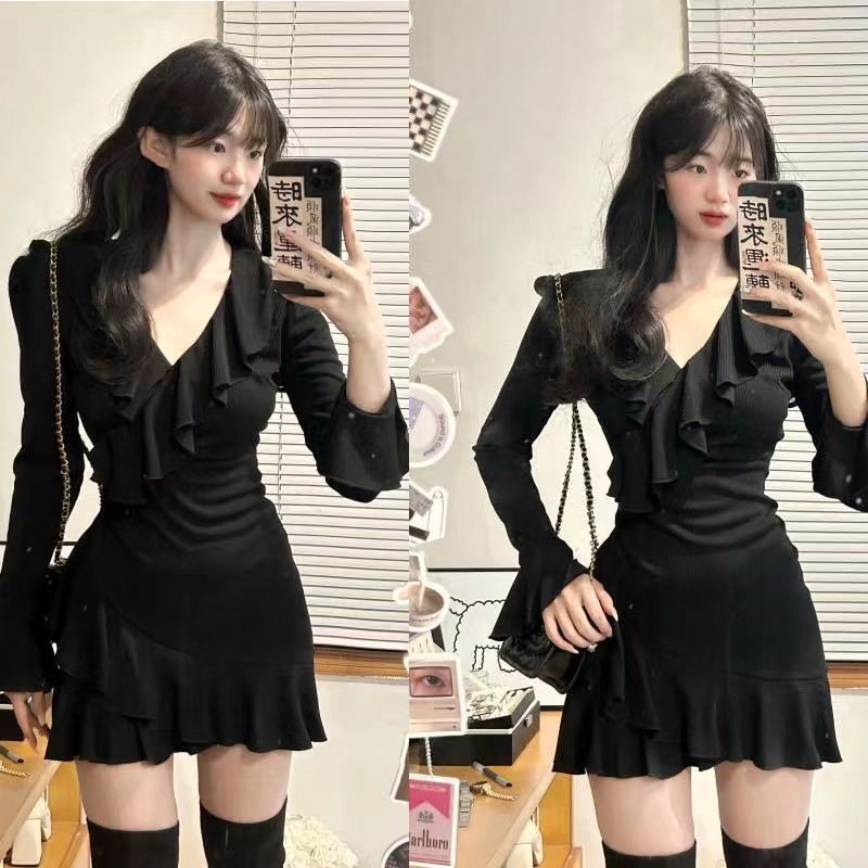 赫本小黑裙女2024年秋冬季新款配大衣高級感收腰顯瘦V領連衣裙子