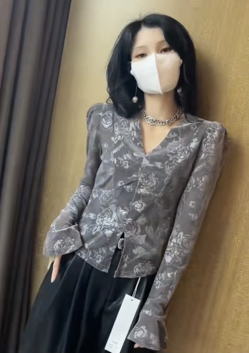 網紅同款2024春季新款V領泡泡袖光感印花馬蹄袖辣妹風小衫女