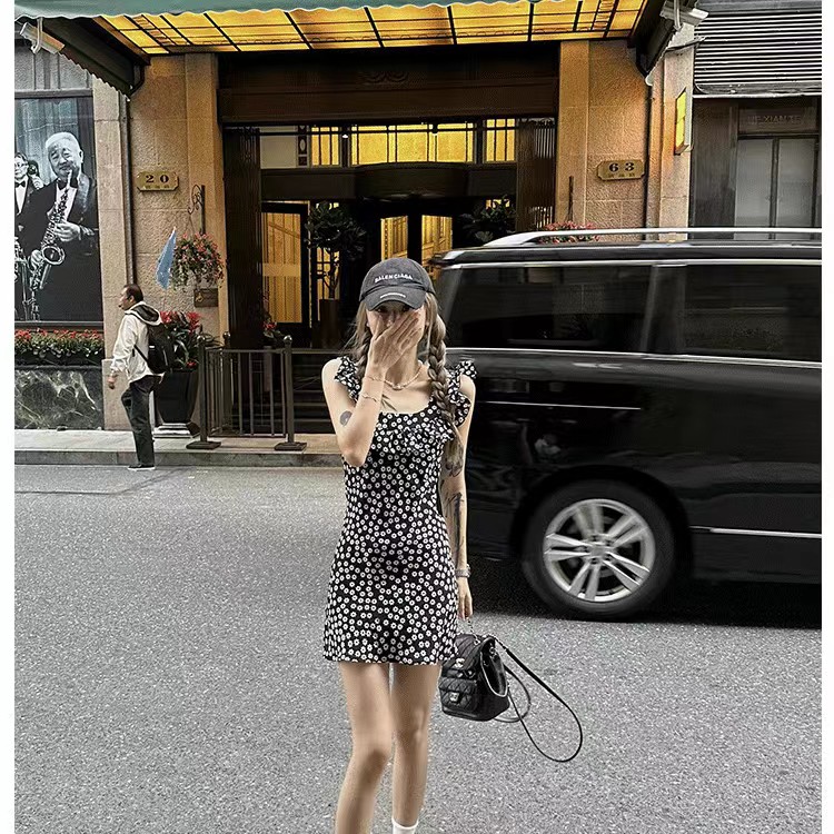 碎花小飛袖連衣裙女夏季2024新款裙黑色玫瑰高級感收腰顯瘦中長裙