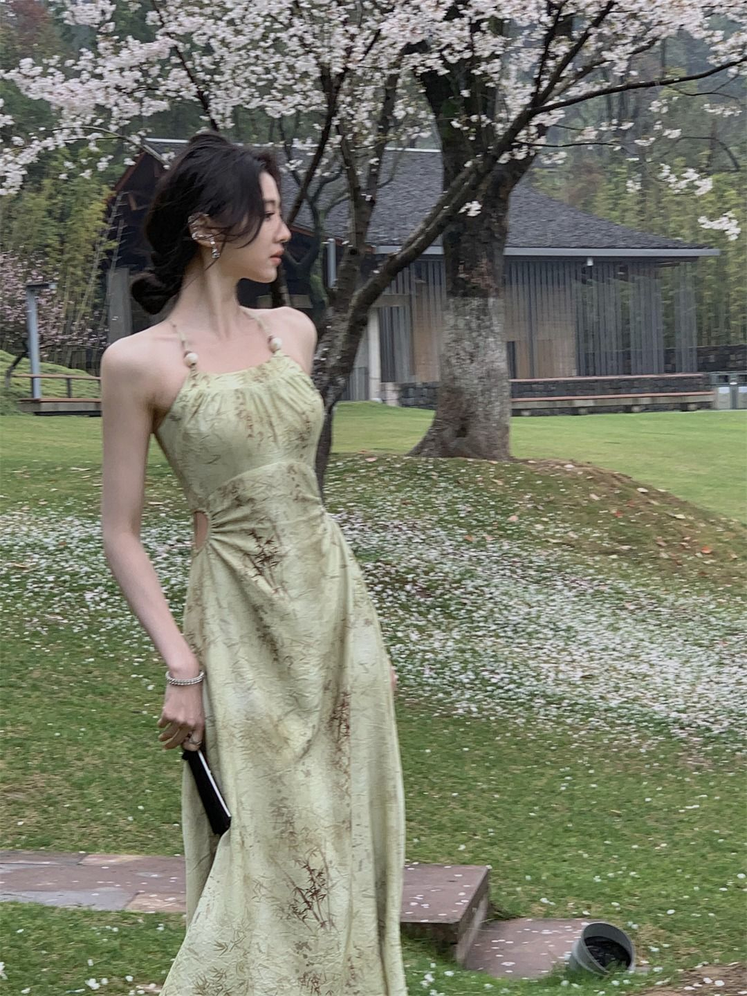 從一時刻印花掛脖吊帶連衣裙夏季2024女新款氣質溫柔露腰長裙子