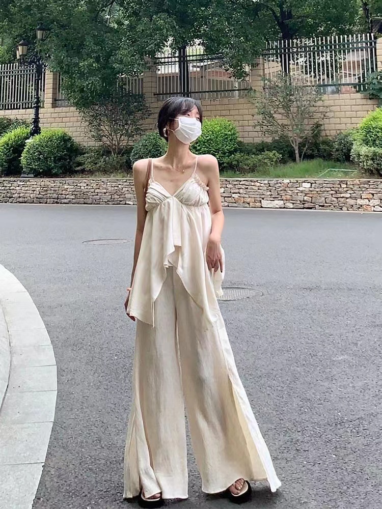 TA suki 多巴胺穿搭 米白色不規則吊帶上衣女v領純欲優雅設計感夏