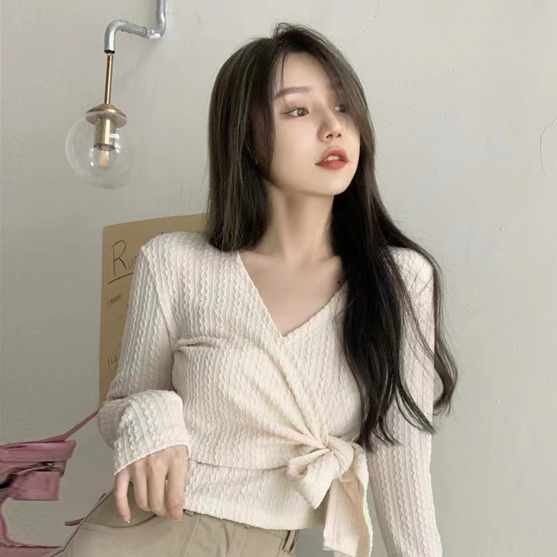 2024春季新款女裝辣妹不規則V領t恤上衣女顯瘦性感短款打底衫
