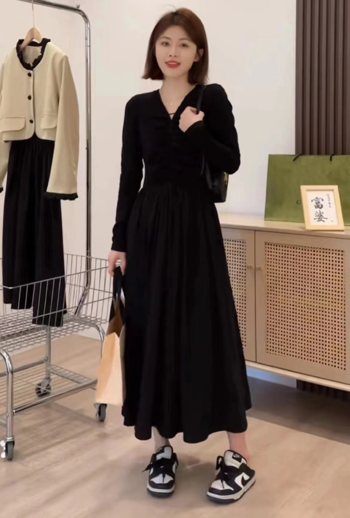 赫本風黑色長袖連衣裙子女2024新款春季質感高級感修身顯瘦長裙