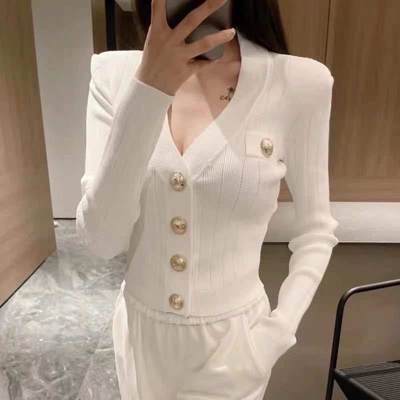 小香風V領性感金屬扣針織衫女秋新款純色設計感修身短款毛衣