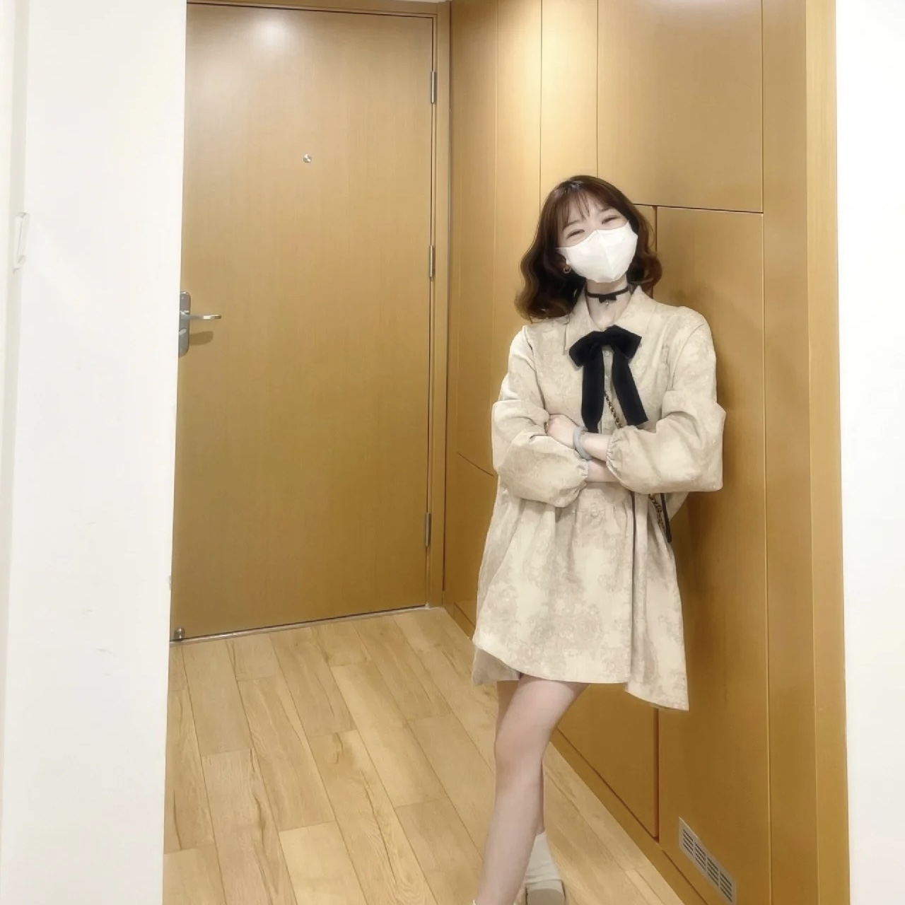 法式杏色棉麻紋理長袖連衣裙女春季2024新款襯衫領寬鬆時尚短裙子