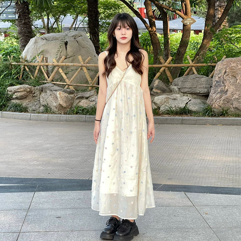 吊帶碎花連衣裙子女夏季2024新款小個子海邊度假小眾設計法式長裙