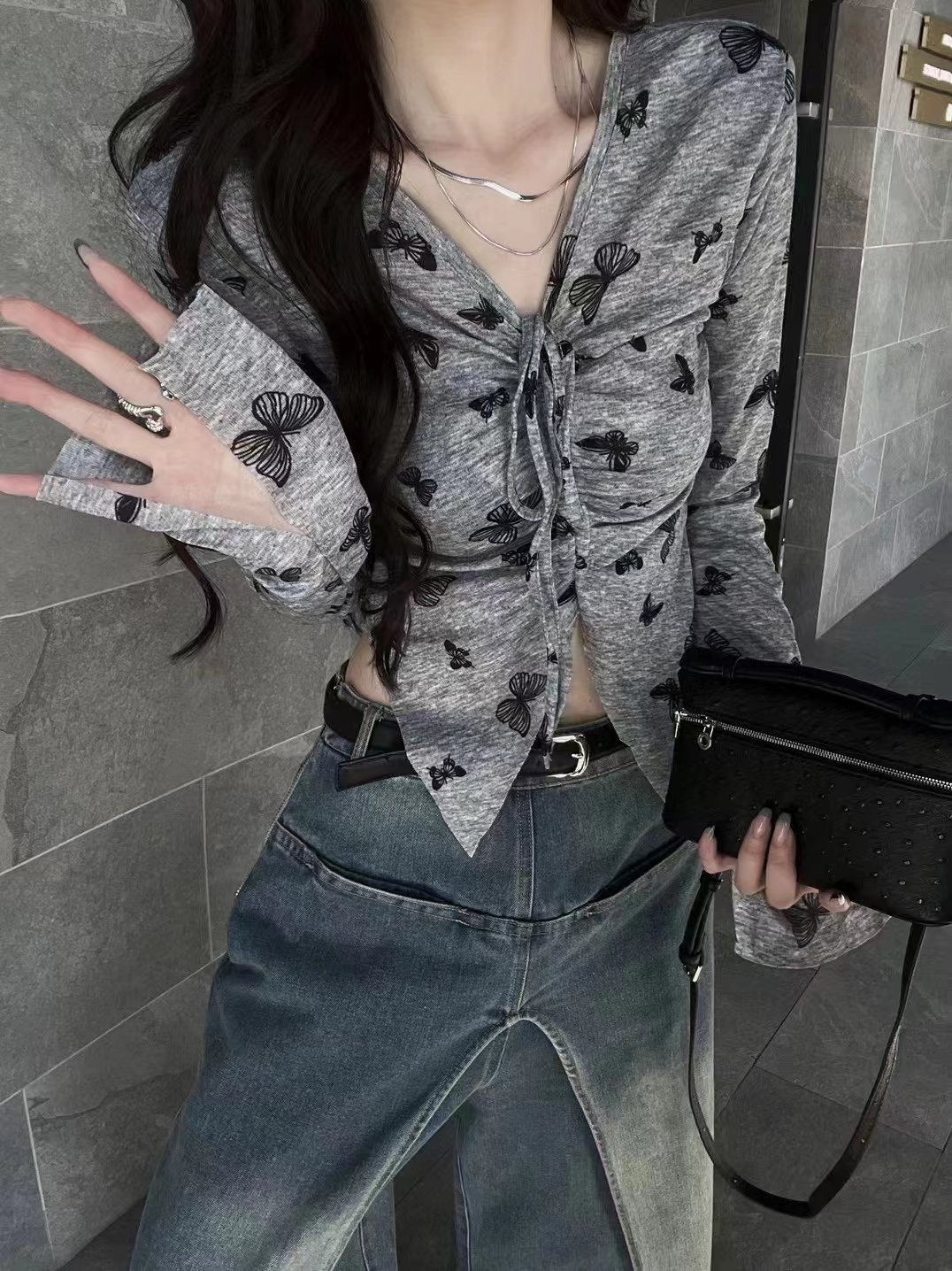 小眾蝴蝶印花v領長袖t恤女2024春季新款修身顯瘦辣妹抽褶短款上衣