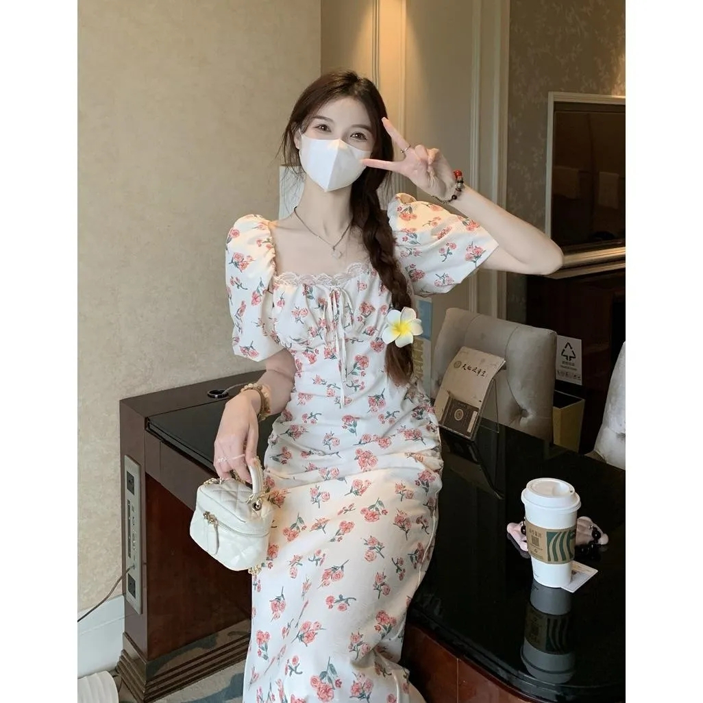 法式碎花連衣裙女夏季2024新款設計感露背系帶收腰顯瘦短袖茶歇裙