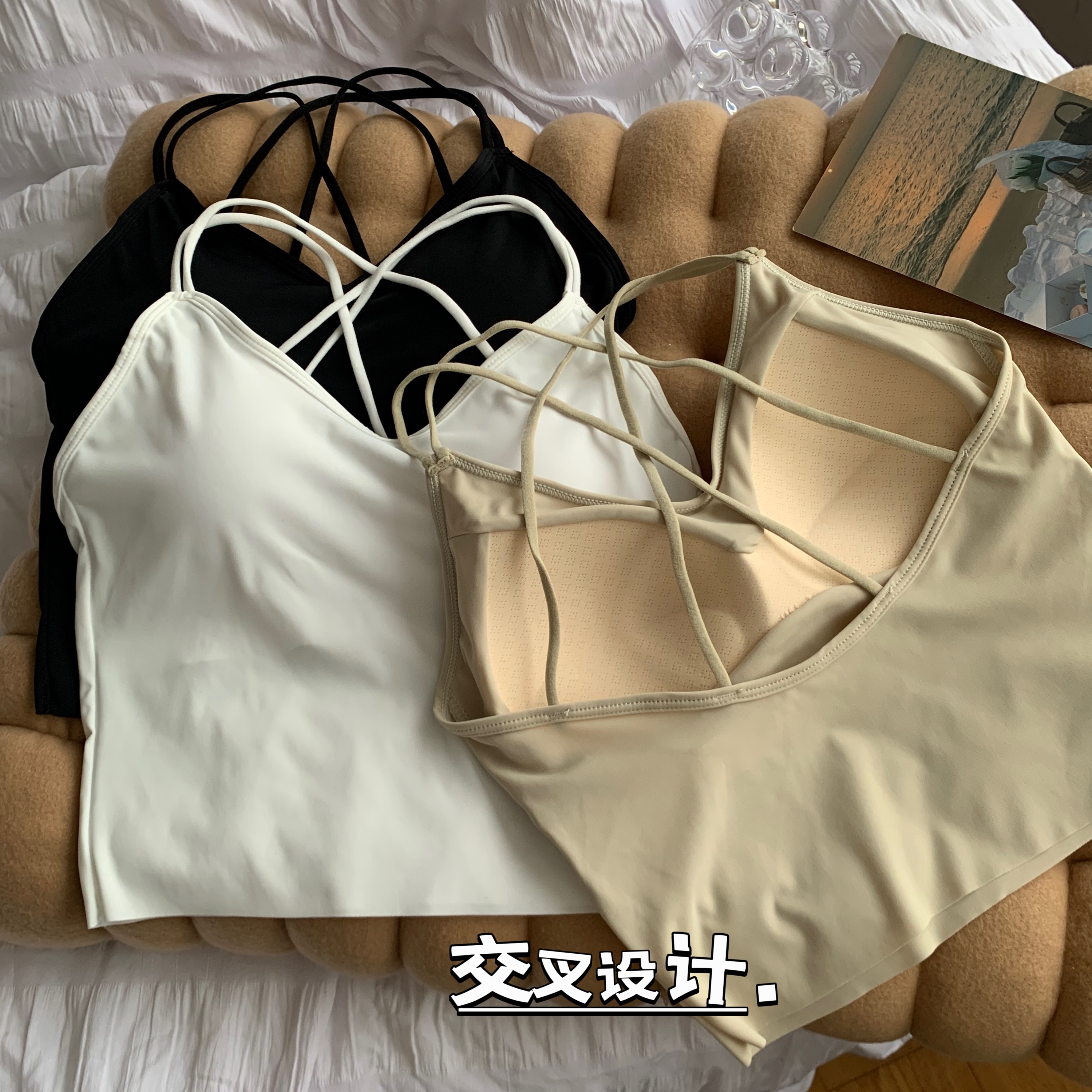 Actual shot of the new spring and summer ice silk cross design with a small camisole with breast pads for women to wear outside to wrap their breasts