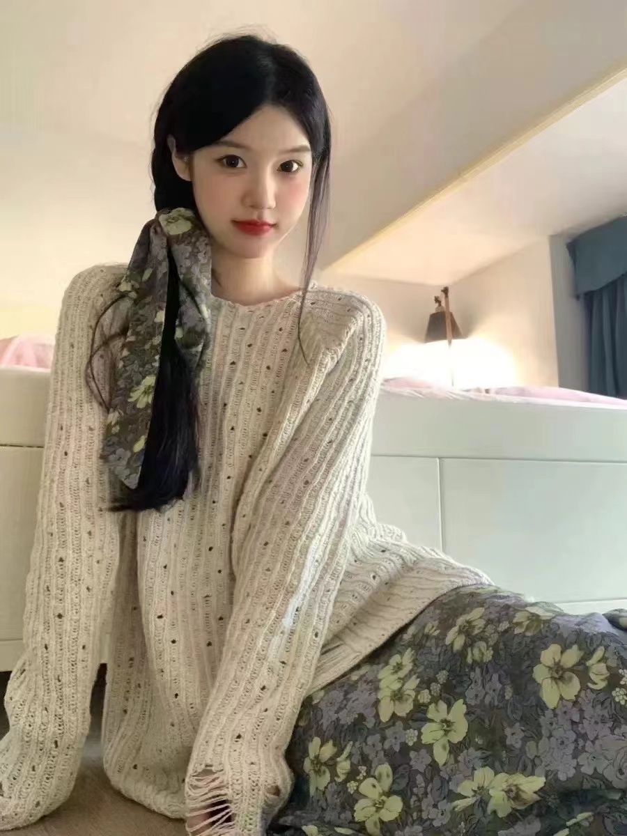 Hollow long-sleeved sweater and sweater for women in autumn and winter, loose and lazy style sweater with base layer suit
