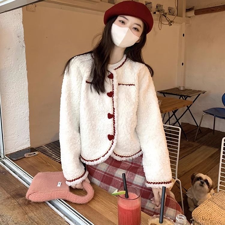 仿羊羔毛外套女秋冬2024新款甜美法式設計感愛心紐扣短款長袖上衣