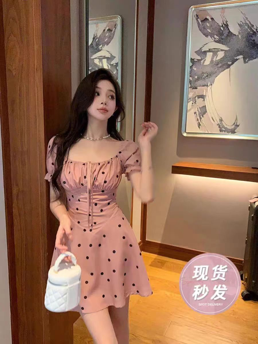2024新款法式復古藝術生奶甜初戀高級感溫柔風方領波點連衣裙女夏