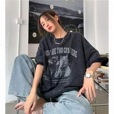 220克精梳純棉洗水黑落肩寬鬆版型後包邊短袖T恤印花款