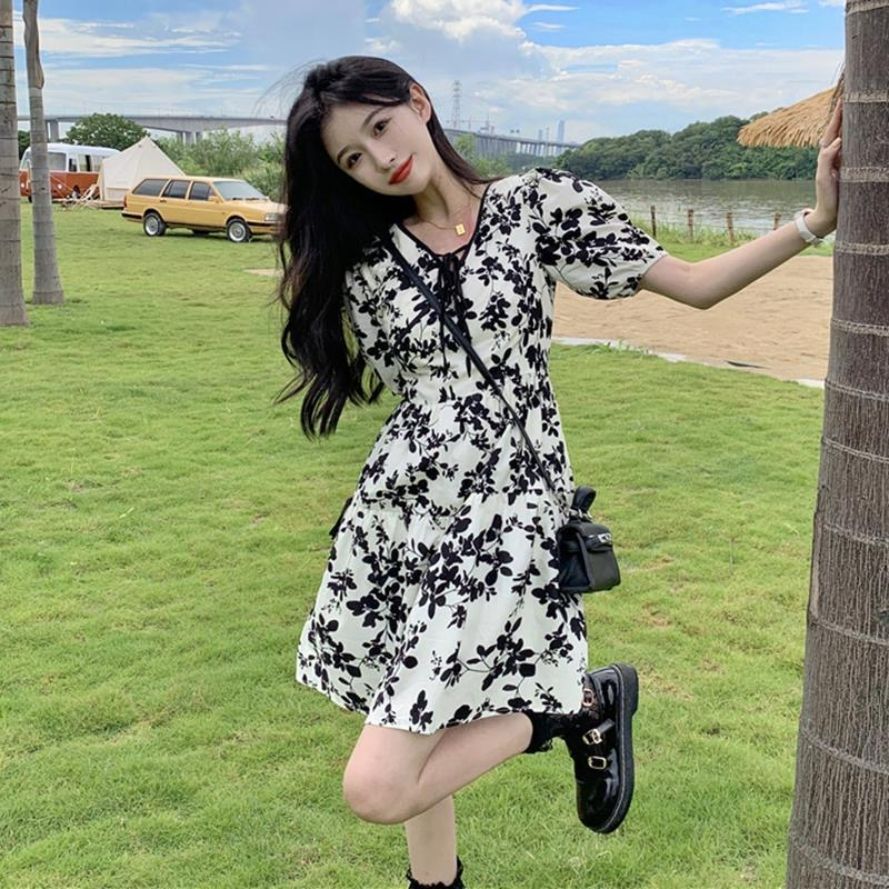 名媛氣質連衣裙2024新款復古法式V領碎花收腰顯瘦短袖裙子女