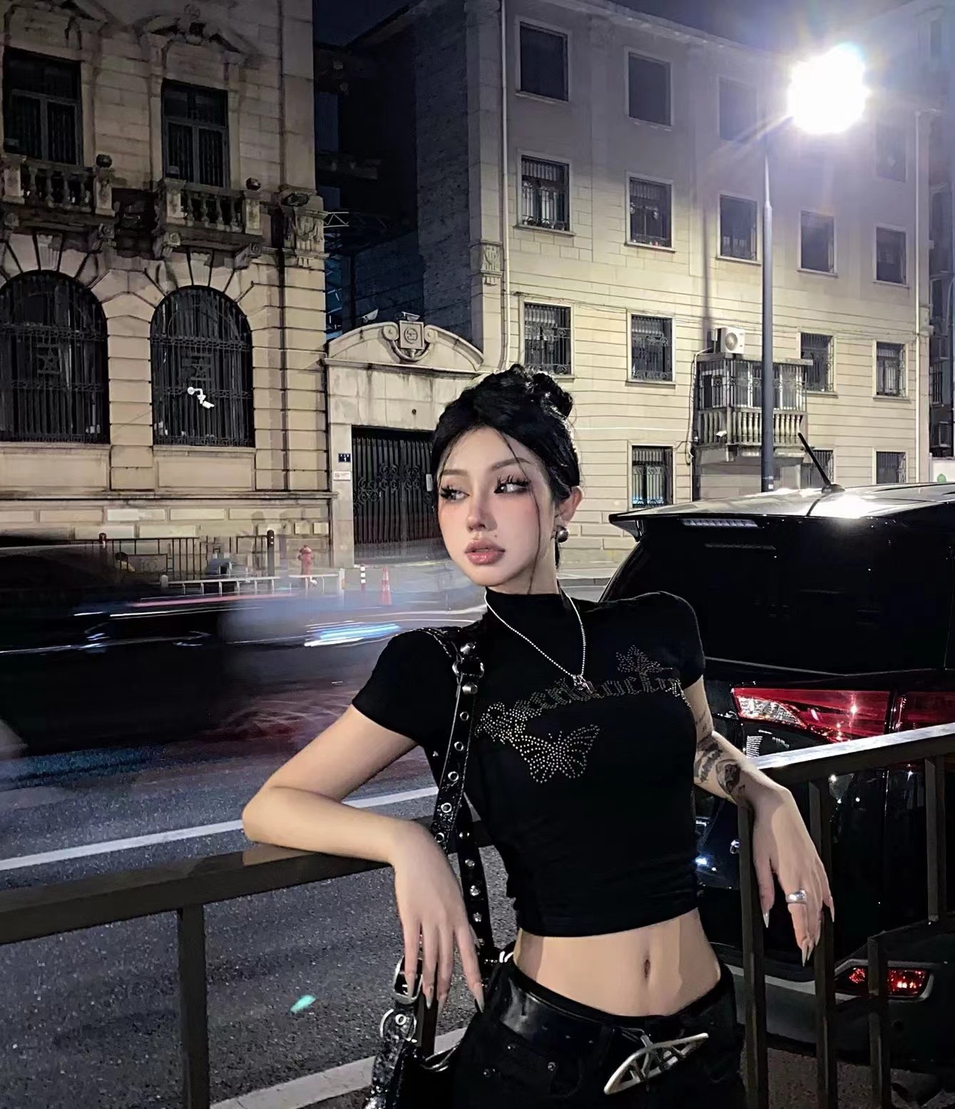 美式辣妹正肩收腰t恤女夏季新款蝴蝶燙鑽設計感修身短袖短款上衣