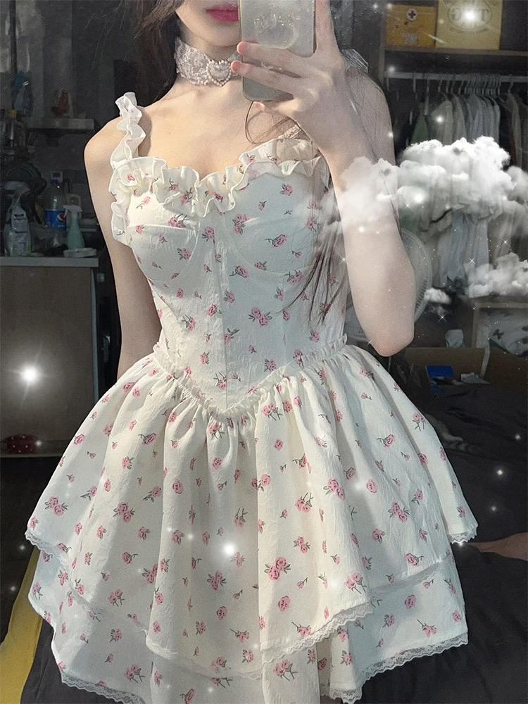 白色碎花吊帶連衣裙女夏辣妹性感純欲風收腰顯瘦蓬蓬裙甜辣風裙子