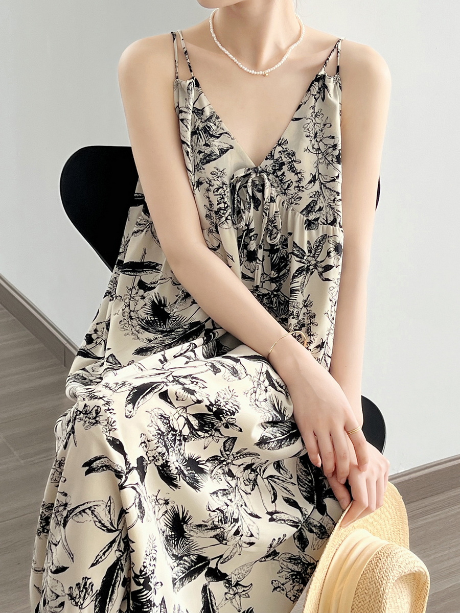 黑色吊帶連衣裙女春季2024絕美海邊度假沙灘裙夏高級感長裙小個子