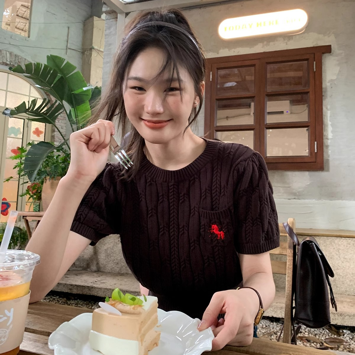 Retro twist knitted embroidered short top for women 2024 spring and summer new slim short-sleeved sweater