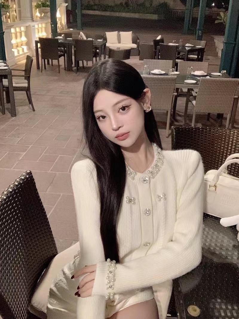 una潞娜 氣質小香風重工釘珠毛衣開衫女秋短款修身純欲風針織衫