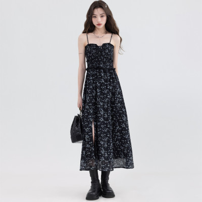 八月黑色碎花連衣裙女2024夏季新款顯瘦吊帶裙氣質開叉裙子茶歇裙
