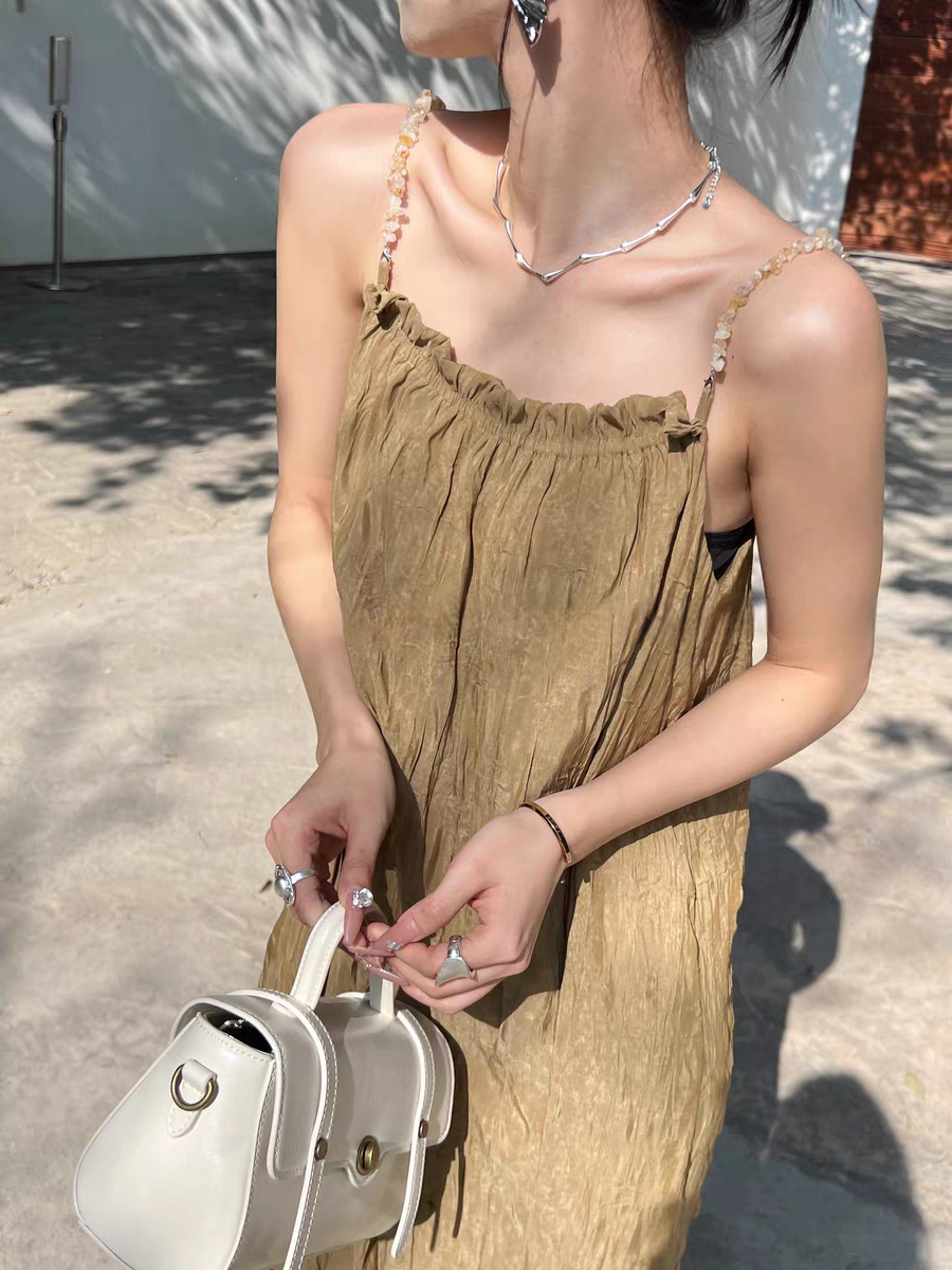 時尚褶皺吊帶連衣裙chic設計感赫本風簡約氣質遮肉顯瘦茶歇長裙
