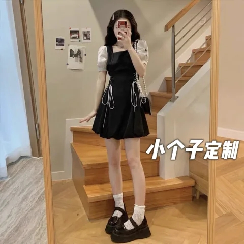 2024蝴蝶系帶收腰顯瘦連衣裙法式大碼女裝設計感v領泡泡袖小黑裙