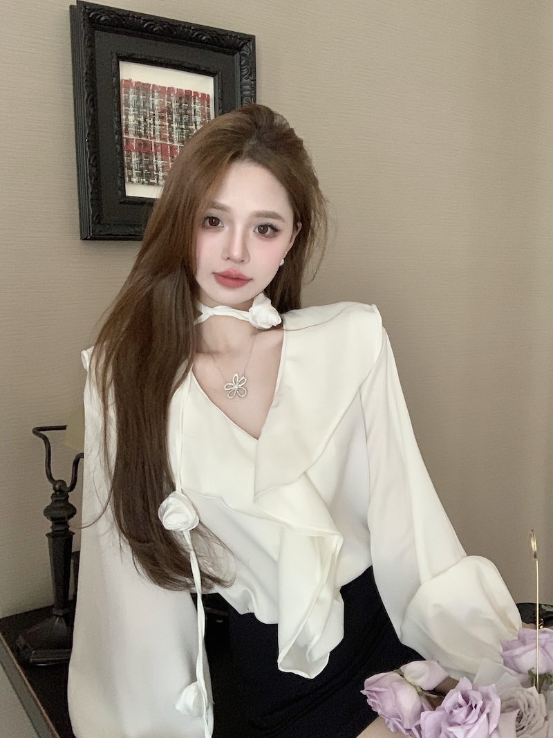 實拍 法式輕奢緞面v領荷葉邊襯衫女春新款設計感小眾喇叭袖上衣
