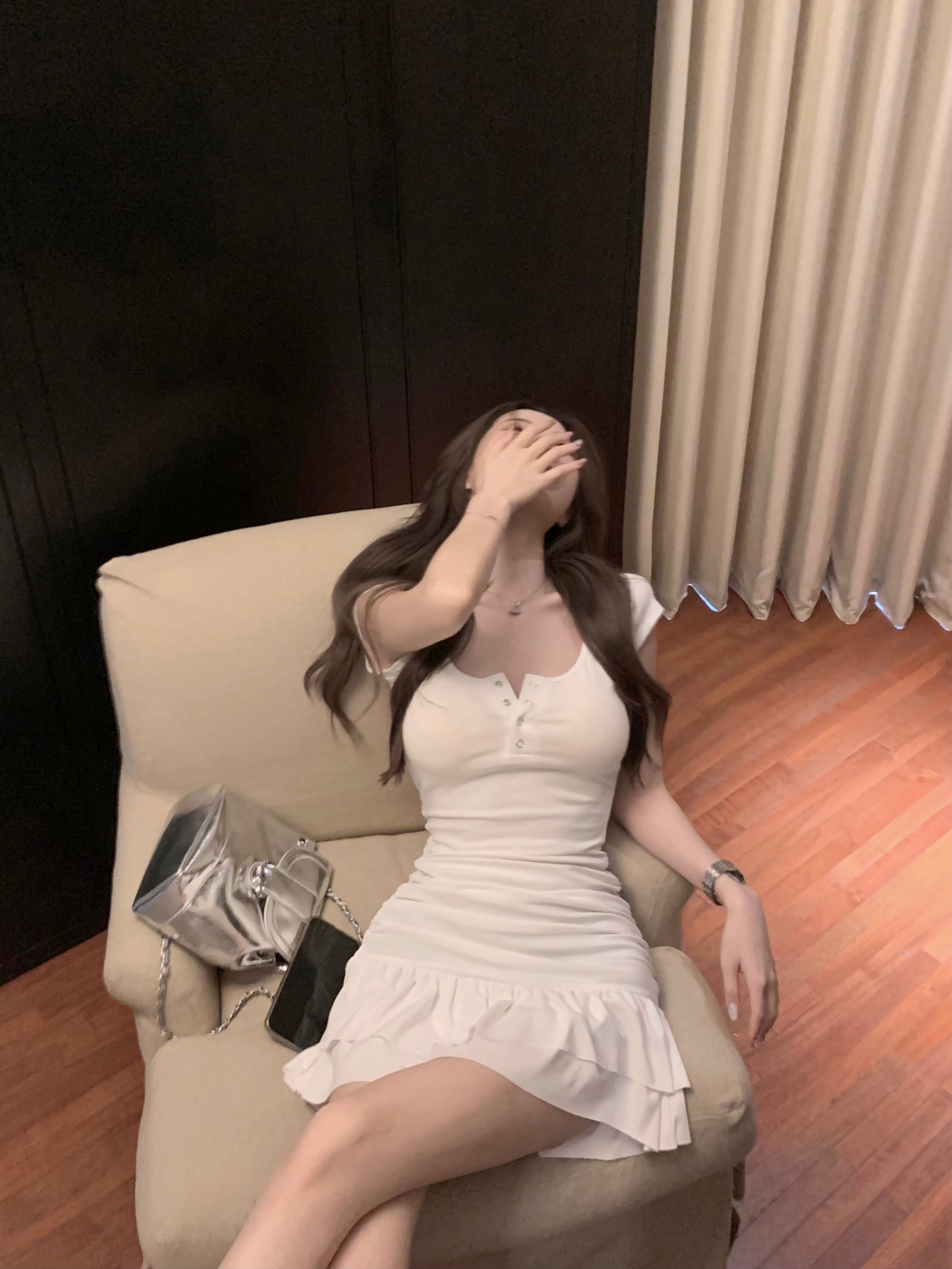 白色方領短袖連衣裙女夏季純欲性感辣妹a字短裙子褶皺收腰蛋糕裙
