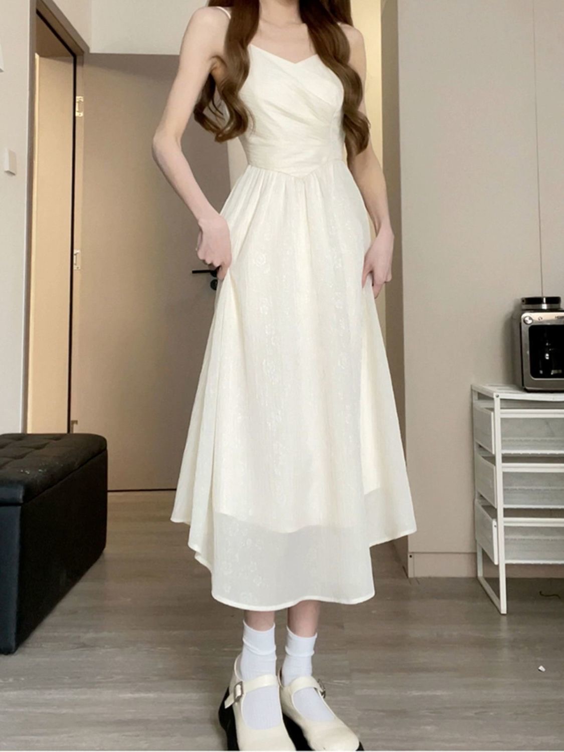 2024夏季新款法式海邊仙女森系白色吊帶連衣裙子女收腰小個子長裙
