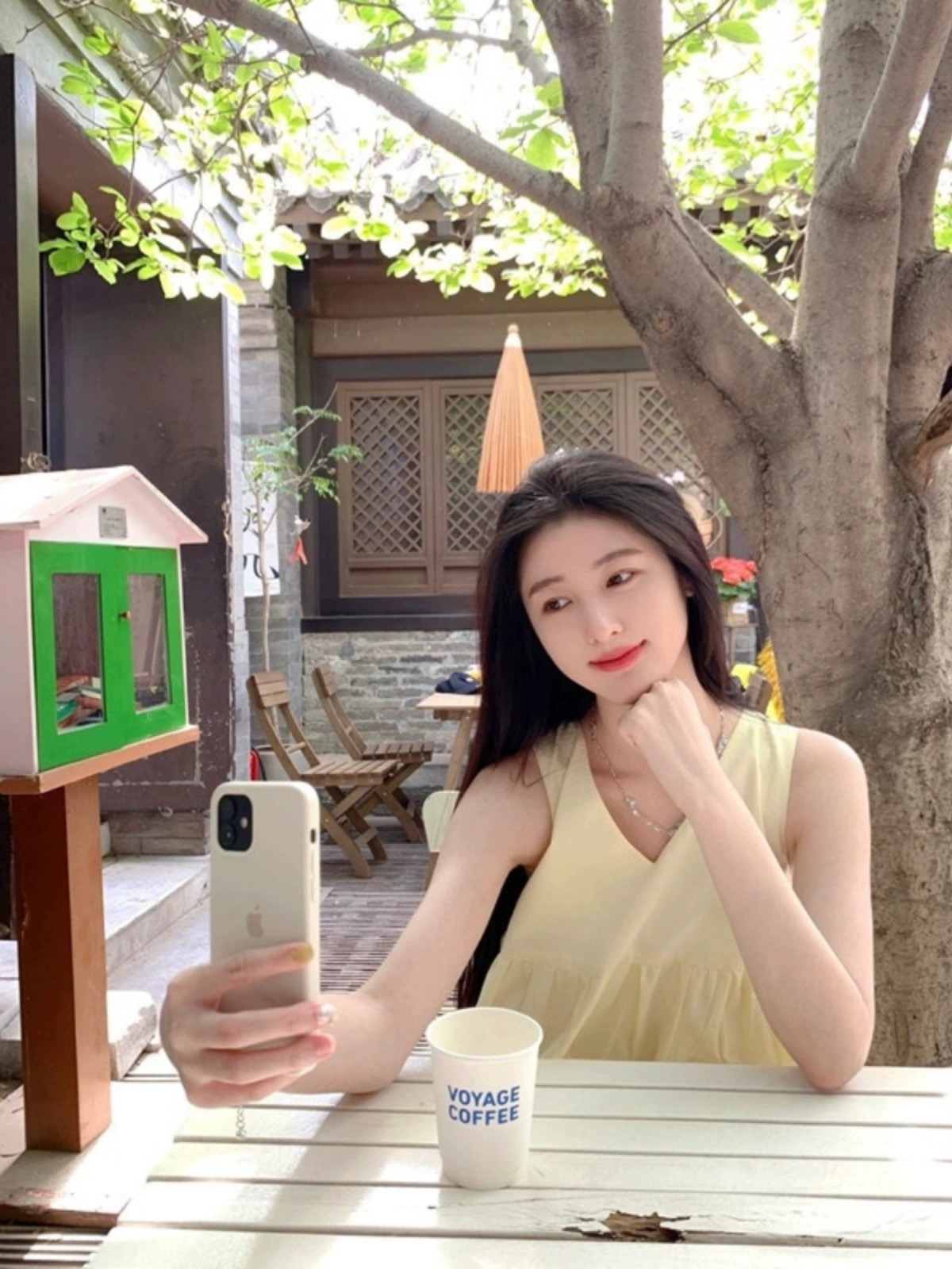 茶歇法式V領黃色吊帶連衣裙子女夏季新款高級感小眾寬鬆顯瘦長裙