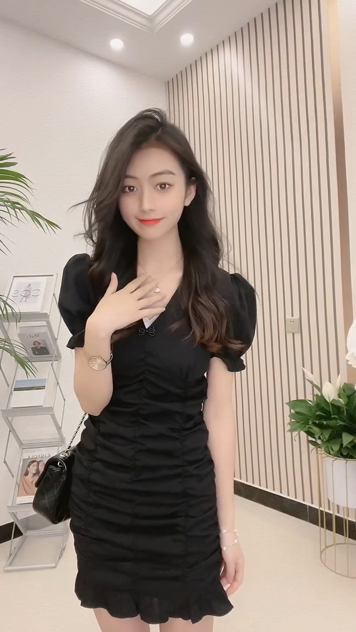 夏季新款純欲泡泡袖連衣裙女小眾設計感顯瘦修身魚尾包臀短裙ins