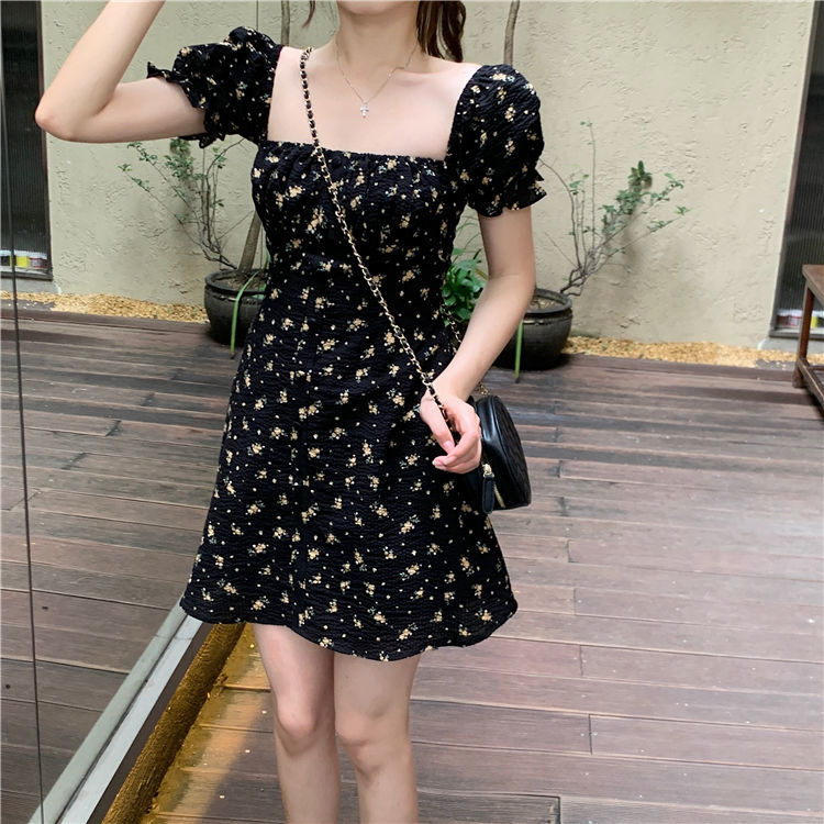 赫本風優雅法式黑色碎花連衣裙女夏收腰方領短袖開叉泡泡袖茶歇裙