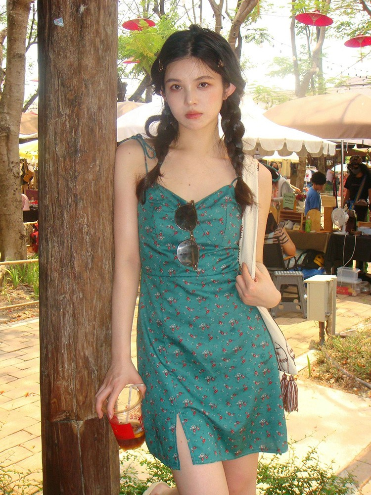 茶歇法式綠色碎花吊帶連衣裙女夏季新款小個子性感辣妹收腰包臀裙