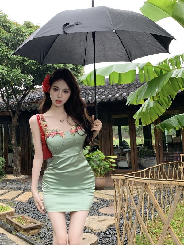 實拍 辣妹綠色花朵刺繡吊帶連衣裙女夏季多巴胺收腰顯瘦A字裙