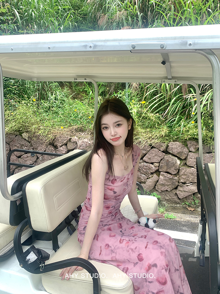 海邊度假粉色碎花吊帶連衣裙女夏季修身氣質絕美無袖長裙