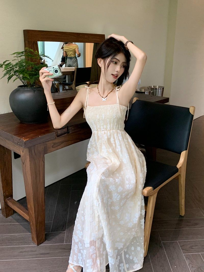 法式甜美仙女裙繡花褶皺打攬吊帶連衣裙2024夏季新款顯瘦收腰長裙