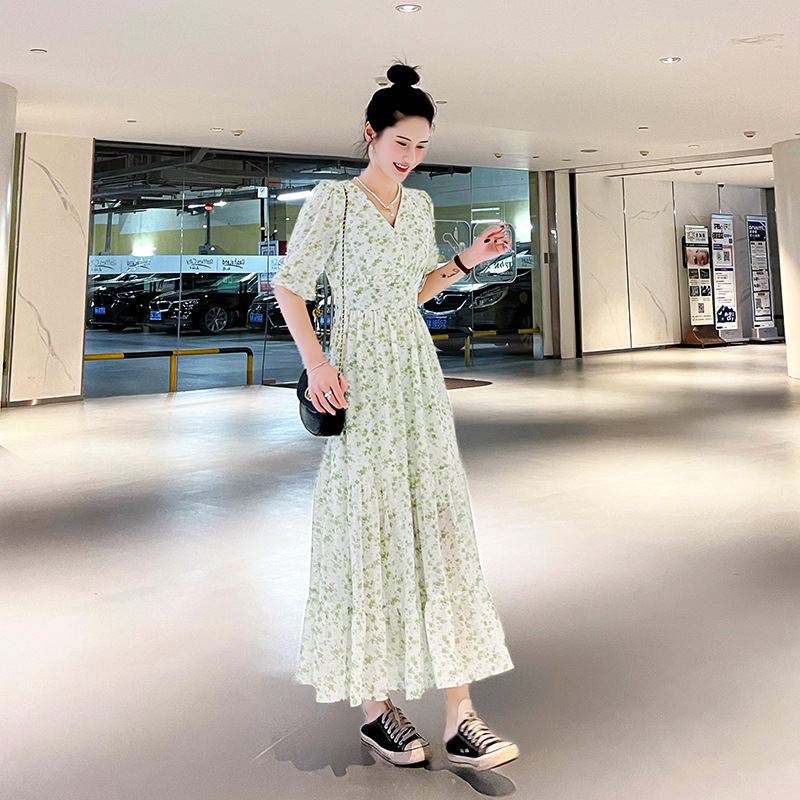 2024新款女裝夏季短袖V領過膝長款碎花連衣裙女修身顯瘦英倫風長