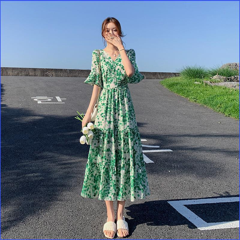 綠色碎花雪紡連衣裙女夏2024新款收腰顯瘦v領長款過膝蛋糕裙子仙