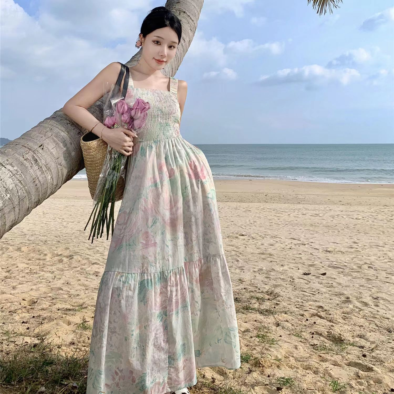 油畫少女感吊帶裙女小眾設計感印花大裙擺方領氣質連衣裙海邊度假