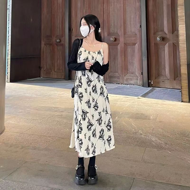 法式碎花慵懶風連衣裙女秋寬鬆吊帶裙內搭拖地長裙度假沙灘裙
