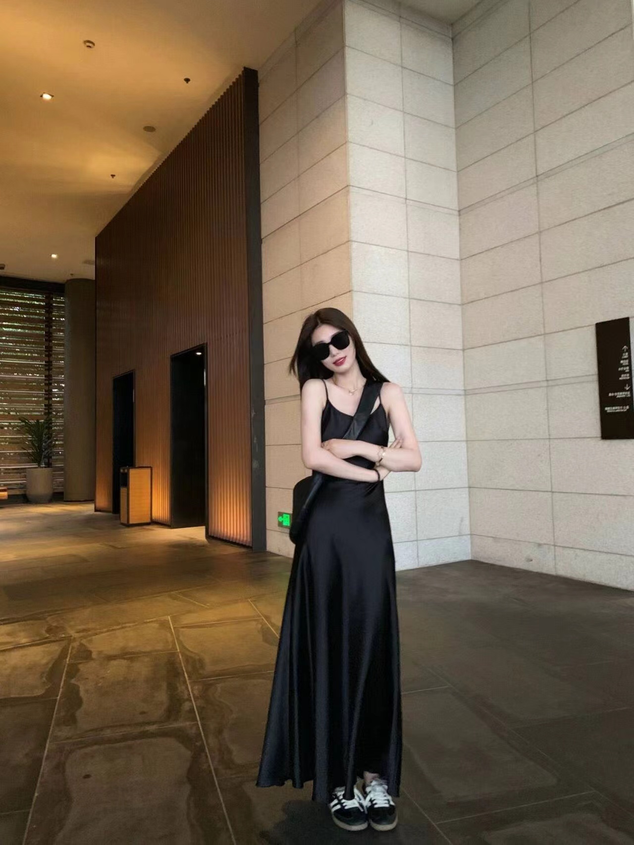 小君君布蘭妮2/21新Uma風氣質大美人斜裁緞面吊帶裙 三色怒推