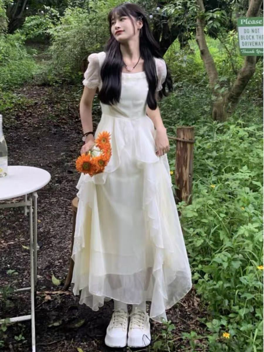 方領泡泡袖茶歇法式初戀連衣裙女春夏2024年新款復古溫柔收腰長裙